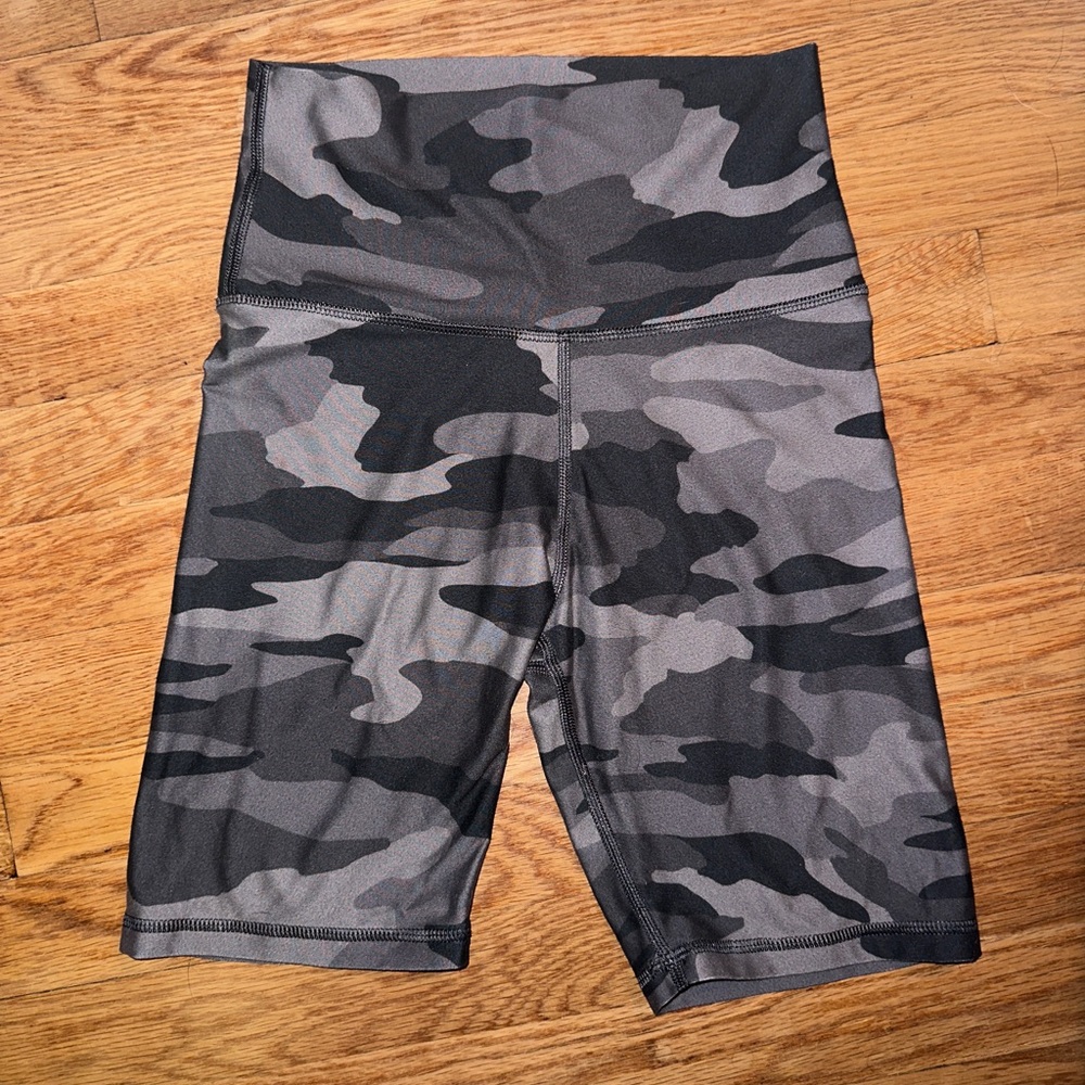 Small biker shorts in grey camo